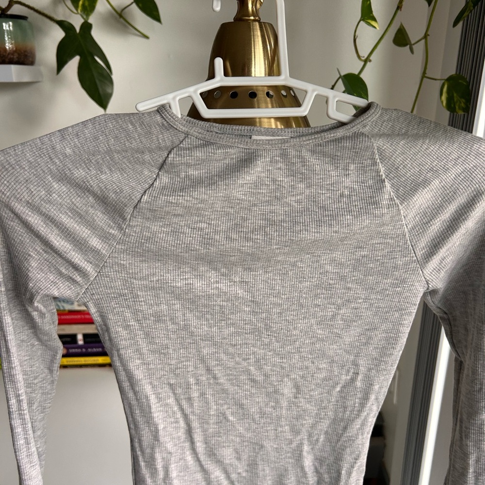 Aritizia grey long sleeved top